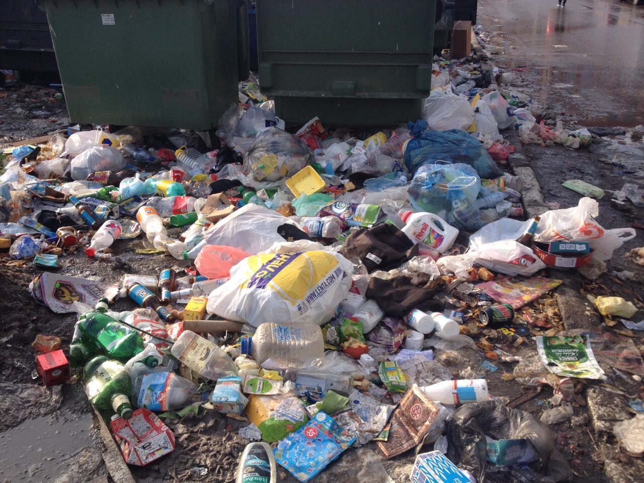 Коммунальный конфликт в Иркутске: жильцы бьются за вывоз мусора и ремонт подъезда